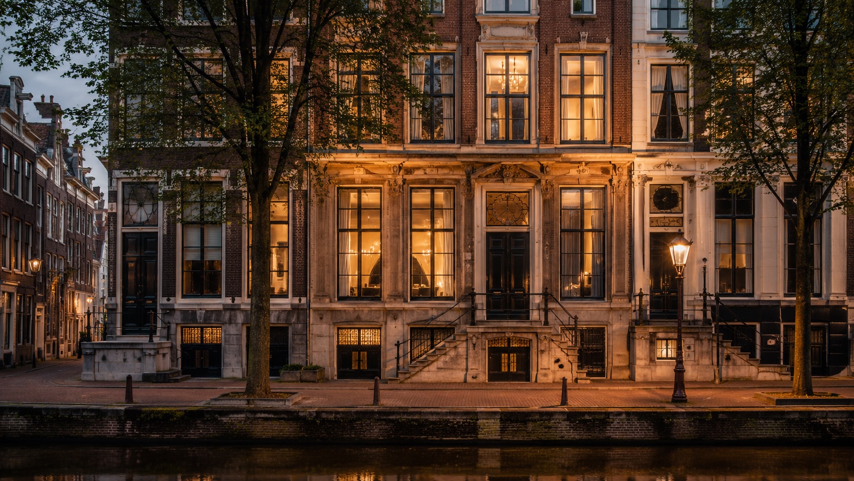 Grachtenpandgevel aan de Herengracht bij avondlicht