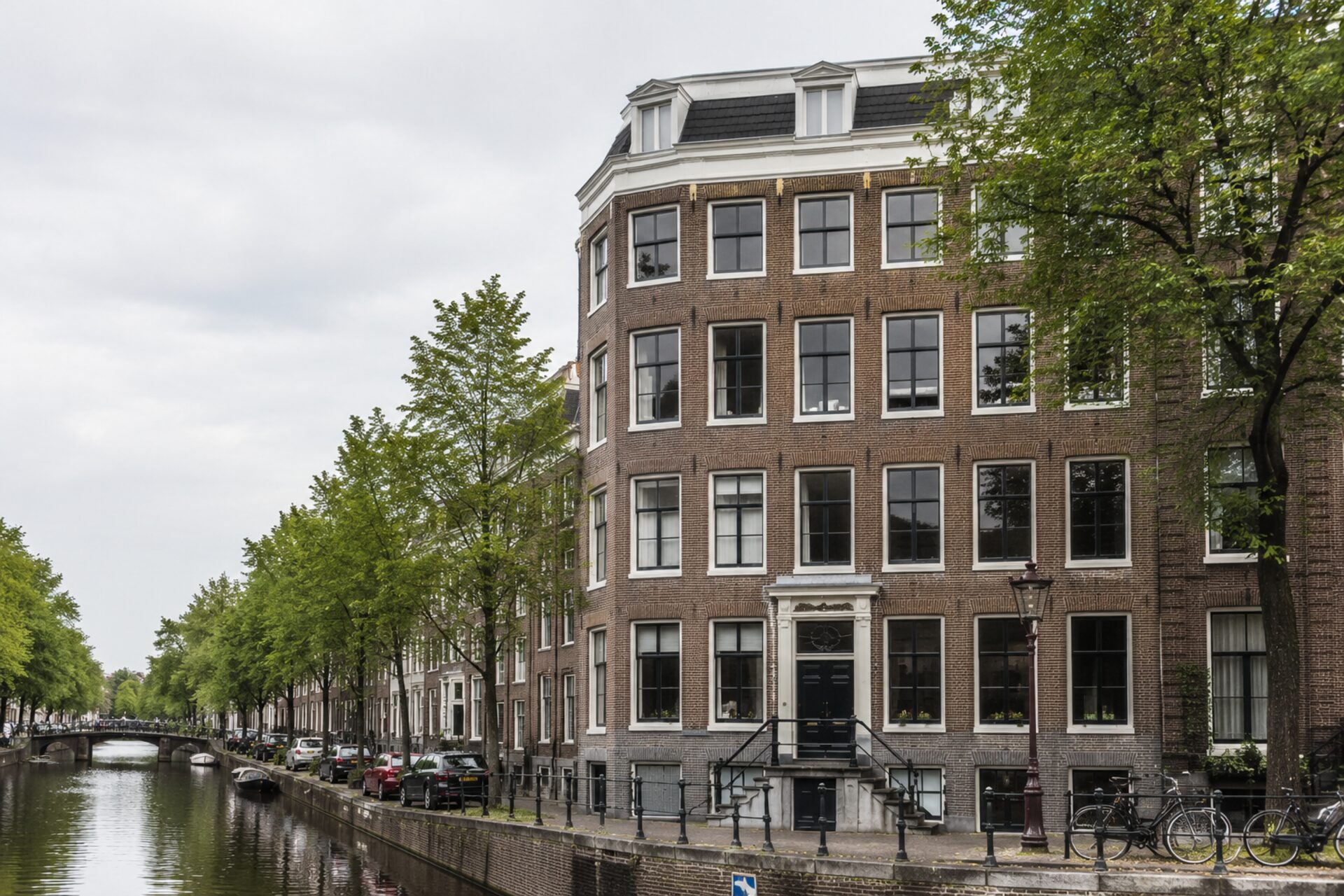 Amsterdamse grachtenpanden in ingetogen ochtendlicht (voorlopig sfeerbeeld)
