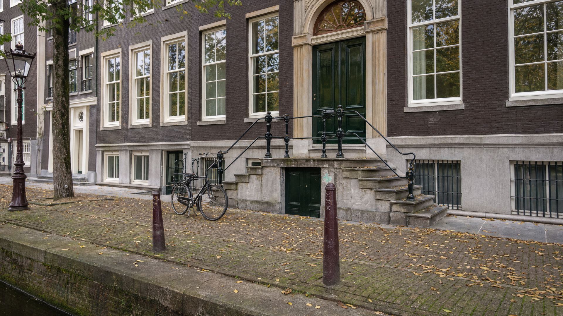 Sfeerbeeld van de stoep en voordeur van een grachtenpand